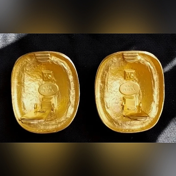 Vintage 90s LES BERNARD matte gold tone SHIELD earrings clip ons modernist glam - Picture 5 of 11